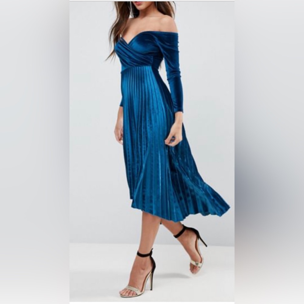 BARELY WORN - ASOS Size 4 - Women’s blue velvet midi dress
